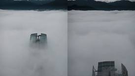 VIDEO | Así se ve la cima del Costanera Center entre la neblina: “¡Majestuoso!”