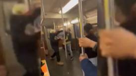 VIDEO | Tiroteo metro de Nueva York: Hombre recibe un disparo en la cabeza con su propia arma tras una pelea