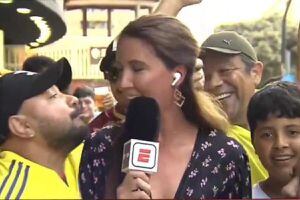 VIDEO | Reconocida periodista de ESPN se lanzó contra hincha colombiano que la acosó en vivo