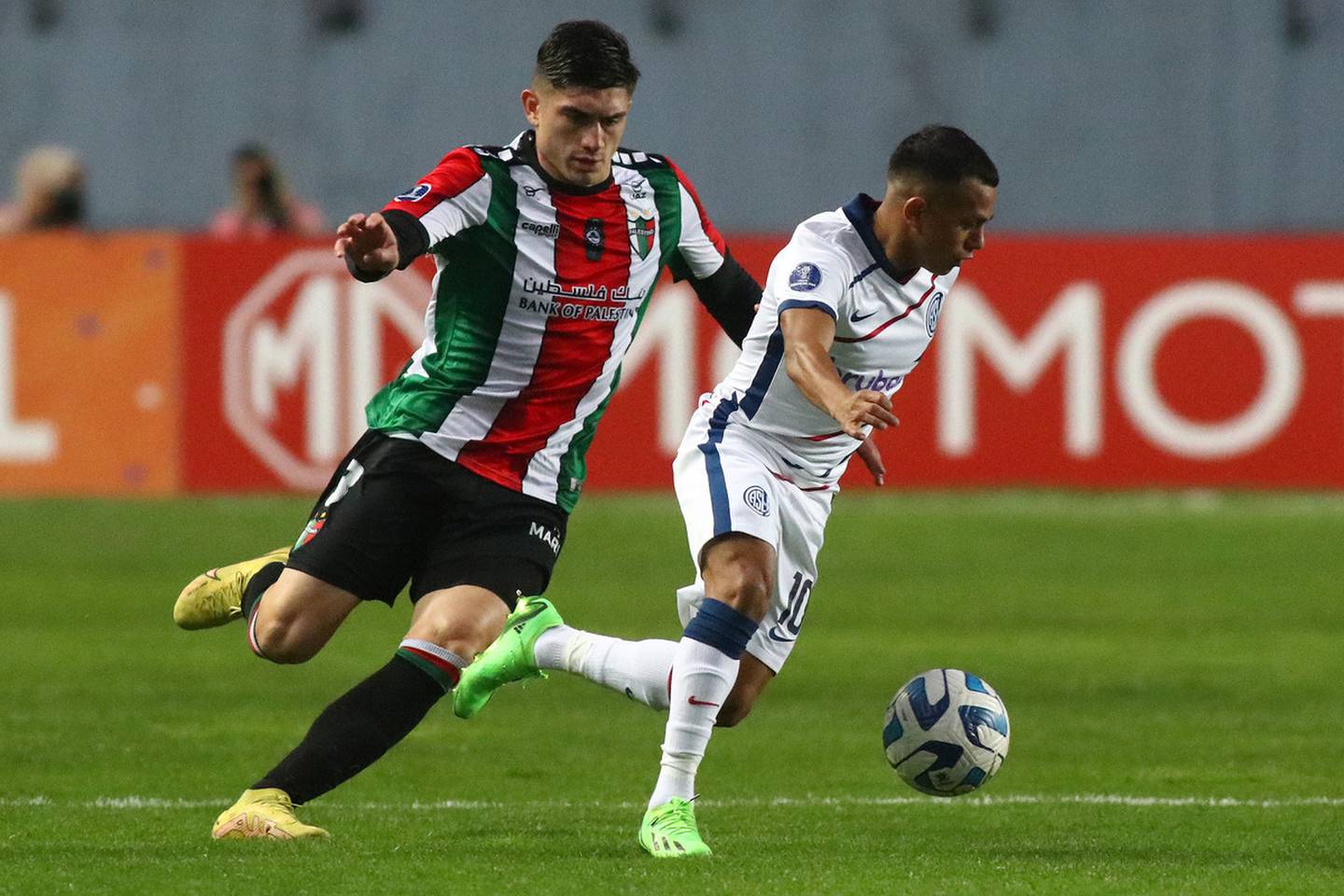Jugadores de Palestino y San Lorenzo en medio del partido en la Copa Sudamericana, disputado en el estadio El Teniente.