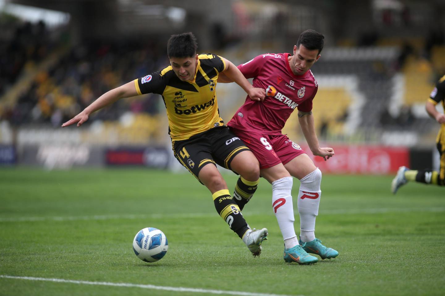 El futbolista Felipe Yáñez protegiendo el balón en el clásico de Coquimbo Unido versus Deportes La Serena en 2022.