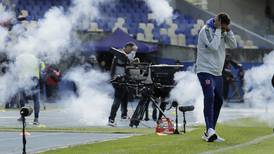 El fútbol chileno se cae a pedazos: Clásico Universitario fue suspendido por incidentes