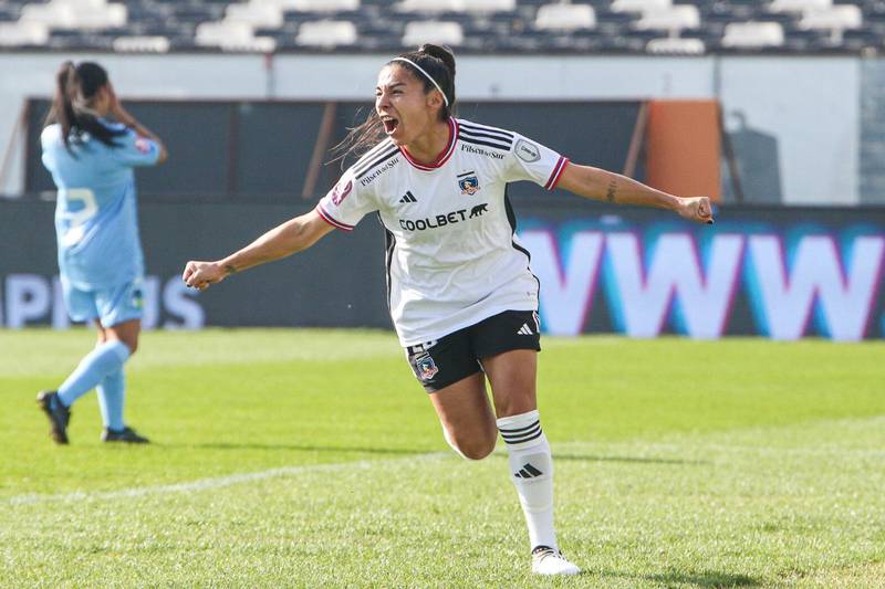 La futbolista Nicole Sanhueza celebra un gol durante el partido ante O'Higgins en el Estadio Monumental.