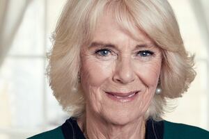 La reina Camilla recibió inesperado e inapropiado beso enfrente del rey Carlos III