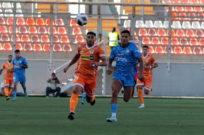 Jugadores de Cobreloa y San Marcos de Arica disputan un balón en el partido por la primera fecha del Campeonato Nacional de Primera B.