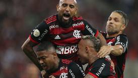 Prensa brasileña pierde la paciencia y exige más minutos para Arturo Vidal en el Flamengo