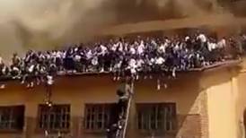 VIDEO | Más de 100 niñas del Congo saltan desde el techo de una escuela que se incendiaba para salvarse