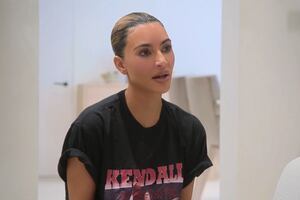 Kim Kardashian presume foto en la playa al estilo Barbie Malibú, ¿en casa de Tom Brady?