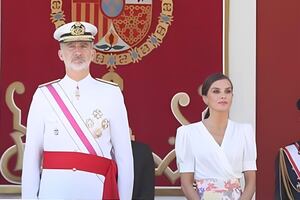 Reina Letizia derrocha complicidad con el rey Felipe en el desfile de las Fuerzas Armadas