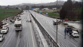 VIDEOS | Una docena de autos protagonizaron accidente de tránsito tras intensa granizada en Ercilla