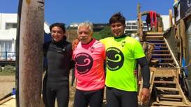 Nunca es tarde para aprender: Carlos Caszely practicó skate y surf con sus nietos y se hizo viral
