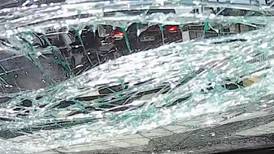 VIDEO | Motociclista rompió con una cadena el parabrisas y otros espejos del vehículo de una mujer