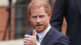 Por hackeo a su teléfono: Príncipe Harry recibirá millonaria indemnización tras juicio contra diario británico