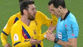 Lionel Messi se ganó la amarilla por esta fuerte entrada a Raúl García