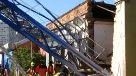 [VIDEO] Grúa pluma cayó sobre casa en Independencia y deja a una persona atrapada