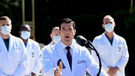 Médicos que tratan a Trump con Covid-19: No tiene fiebre, no necesita oxígeno y está trabajando