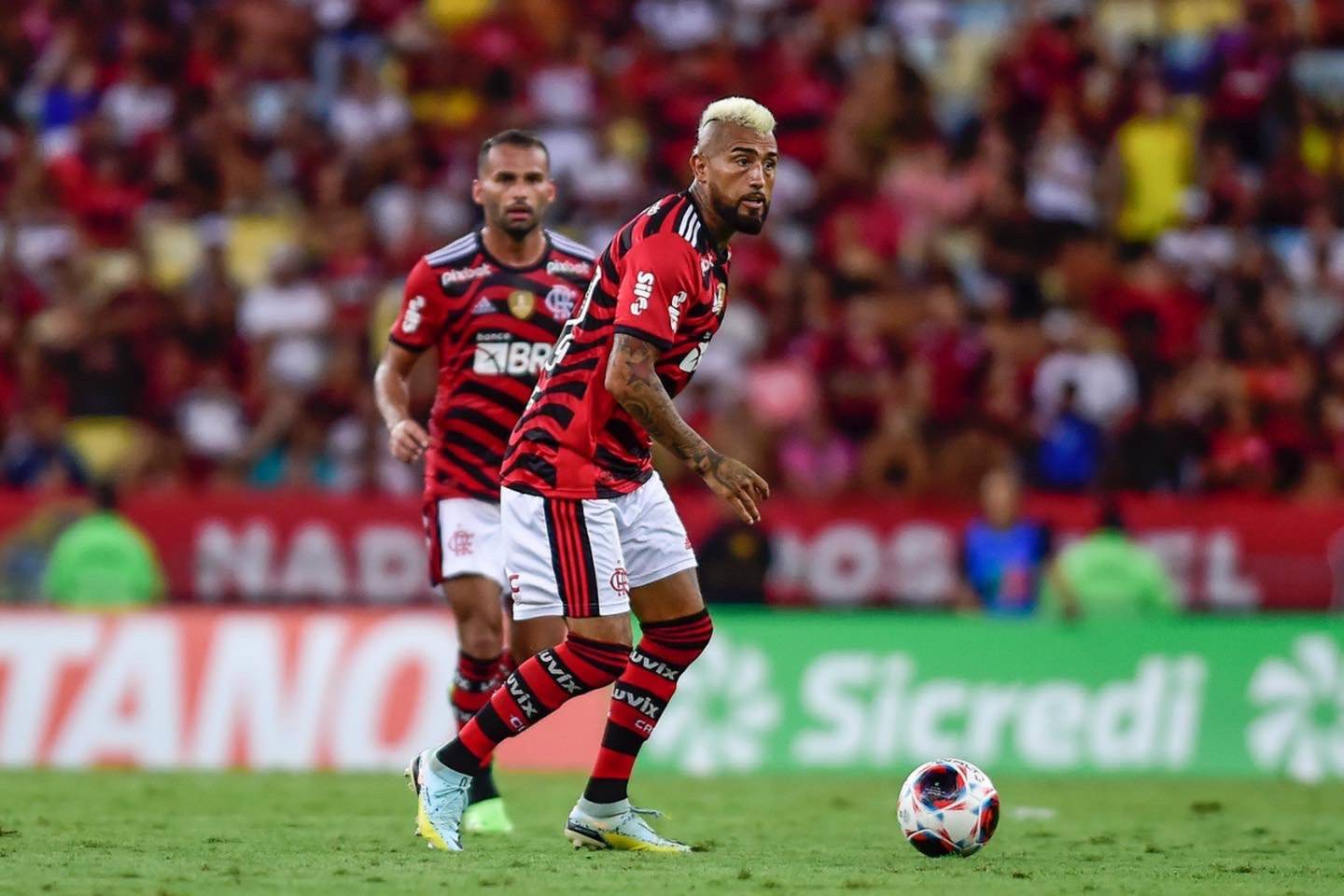 Arturo Vidal controla el balón en partido de Flamengo en estadio Maracaná.