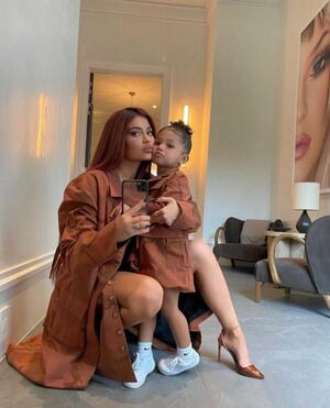 Khloé Kardashian se convirtió en una Barbie tamaño real vestida de rosa