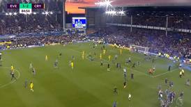 VIDEO | ¡Locura en Liverpool! Everton se salvó del descenso e hinchas invadieron antes del final del partido