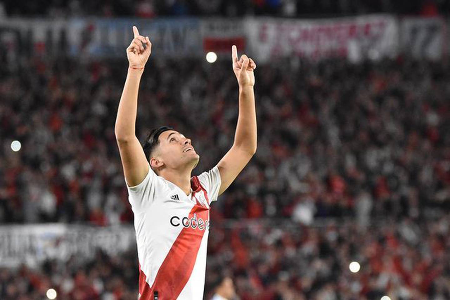 Pablo Solari en primer plano festeja un gol con River Plate en el estadio Monumental.
