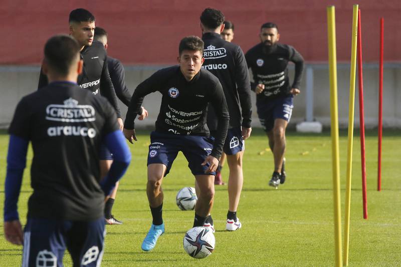 Pablo Parra en medio de un entrenamiento de la Selección Chilena en el complejo Juan Pinto Durán.