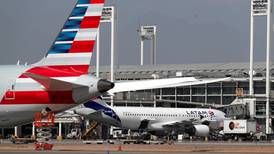 Evacúan avión por aviso de bomba: Pasajero fue detenido por falsa amenaza en aeropuerto de Santiago