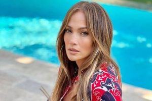 Jennifer Lopez deja poco a la imaginación con diminuto traje de baño