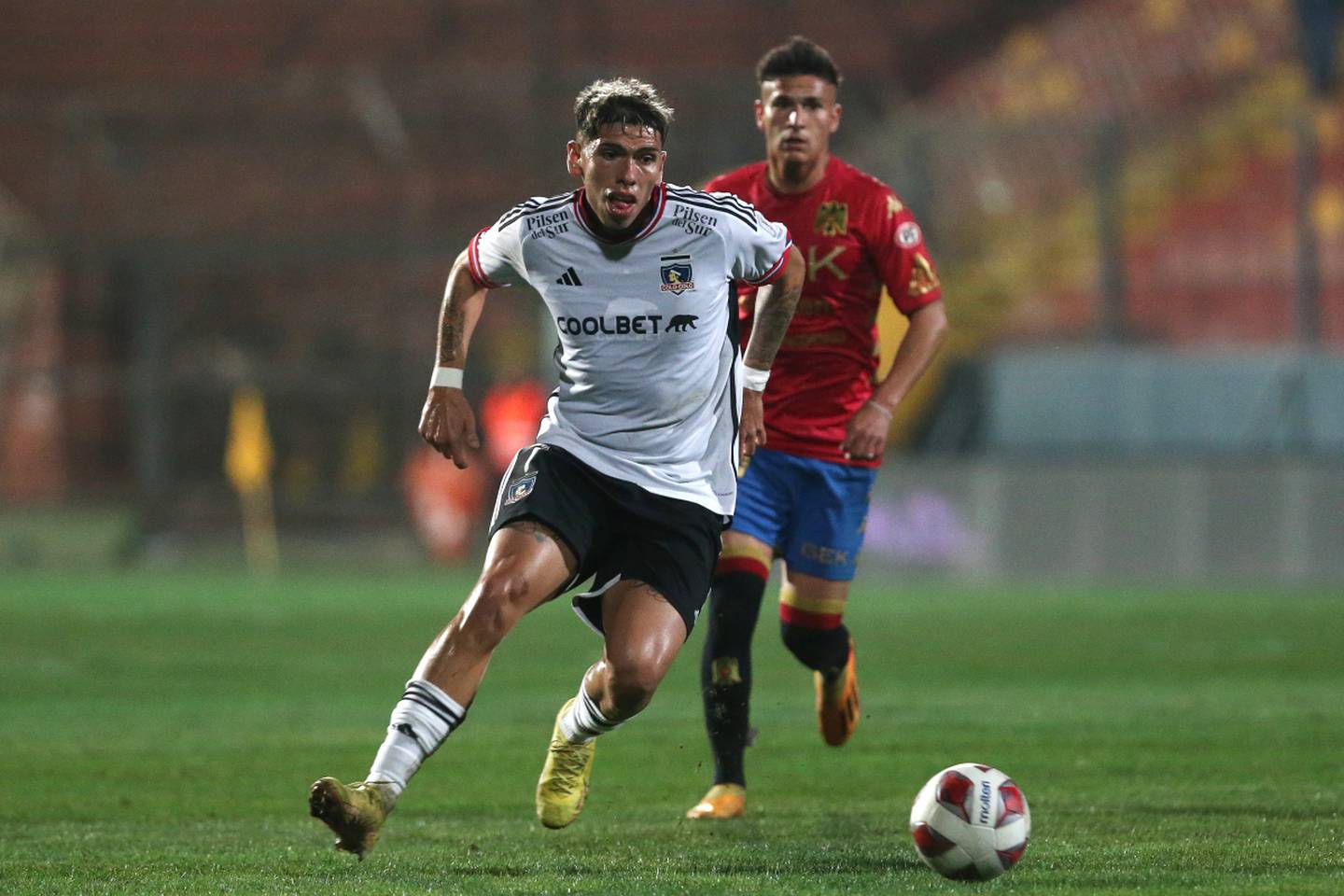 El futbolista Carlos Palacios en el partido de Colo Colo versus Unión Española por la fecha 14 del Campeonato Nacional 2023.