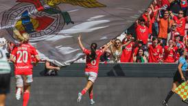 VIDEO | El hermoso gesto de una jugadora de Benfica con un niño que saltó a la cancha a celebrar el título