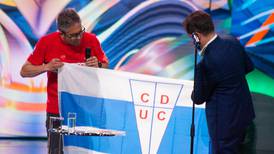 Bandera de la UC firmada por Gabriel Boric fue el artículo mejor pagado en la Teletón: ¿Cuánto dieron por ella?