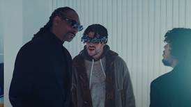 Echando humo: Bad Bunny se junta con Snoop Dogg para su nuevo video "Hoy cobré"