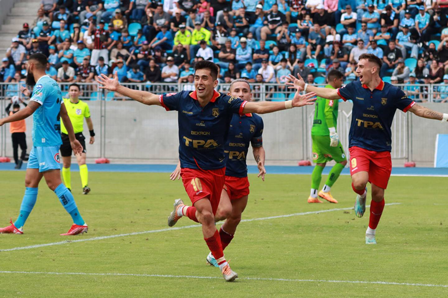 El volante Mikel Arguinarena celebra uno de los goles del triunfo por 4-0 de San Marcos de Arica ante Deportes Iquique en la Copa Chile.
