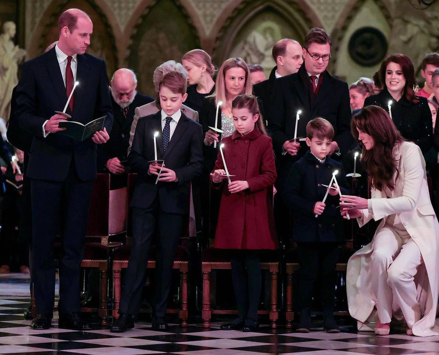 Principes William y Kate junto a su familia cantando villancicos