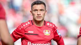 Técnico del Bayer Leverkusen confirmó la razón por la que no citó a Charles Aránguiz