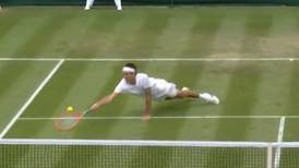 VIDEO | Por celebrar antes de tiempo en Wimbledon: tenista festejó un punto y a los dos segundos lo perdió