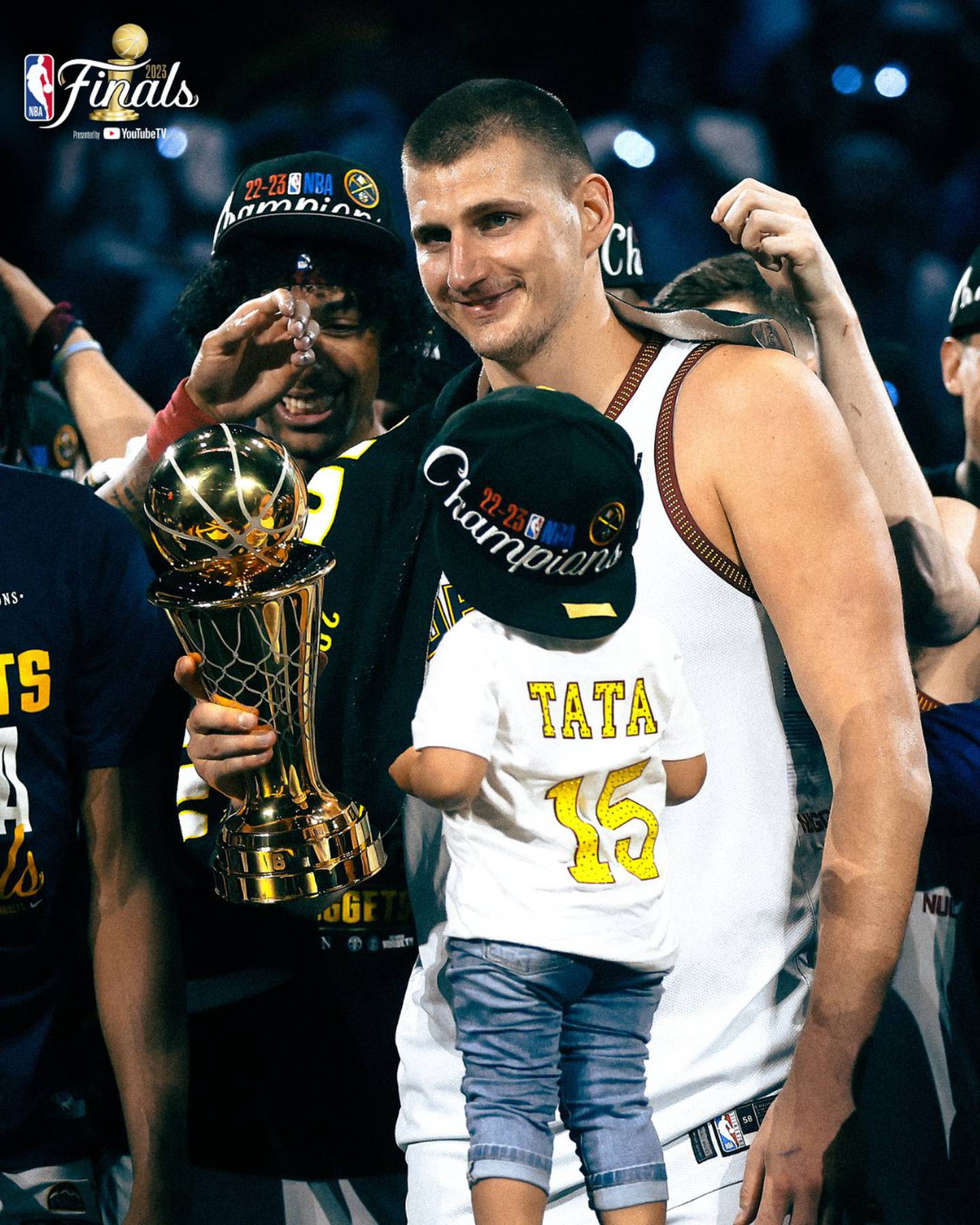 Nikola Jokić recibe el premio al mejor jugadores de las Finales de la NBA .