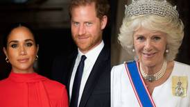 La Reina Camilla mostró una inédita fotografía familiar con el príncipe Harry y Meghan Markle