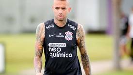 VIDEO | Hinchas de Corinthians sorprenden a jugador del club en un motel y lo sacan a los golpes