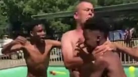 VIDEO | Racismo: Violento ataque reciben niños sudafricanos por parte de racistas blancos