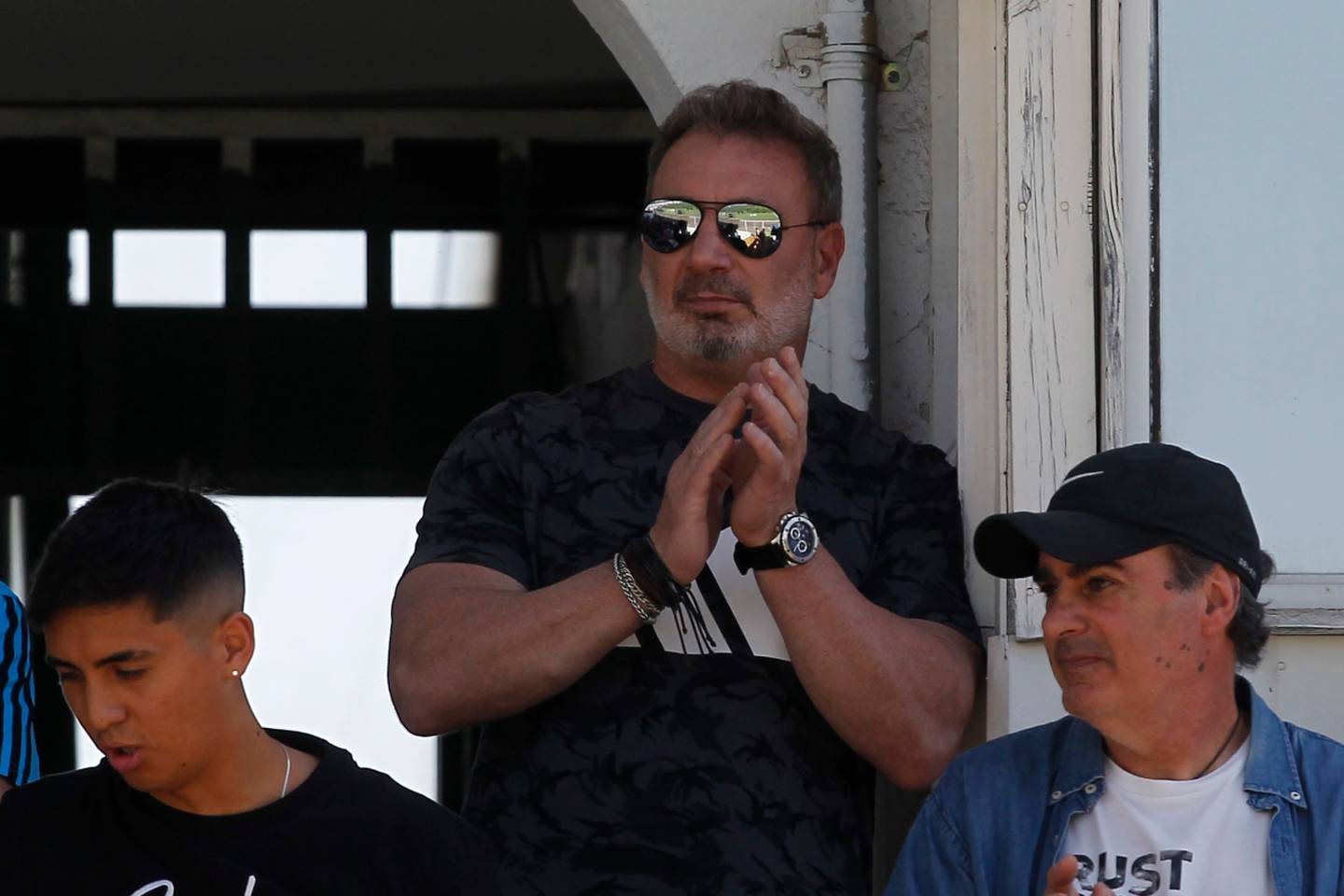 El exfutbolista Marcelo Barticciotto viendo desde las tribunas del estadio Municipal de La Cisterna un partido de fútbol de Palestino.