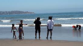 Fragata Portuguesa: pese a cierre de playas y peligrosidad, turistas siguen en el borde costero