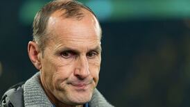 Insólito: DT del Augsburgo no podrá dirigir en la reanudación de la Bundesliga por ir a comprar pasta de dientes