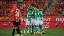 Real Betis venció por 2 a 0 al Ferencváros y clasificó a segunda ronda con Claudio Bravo lesionado