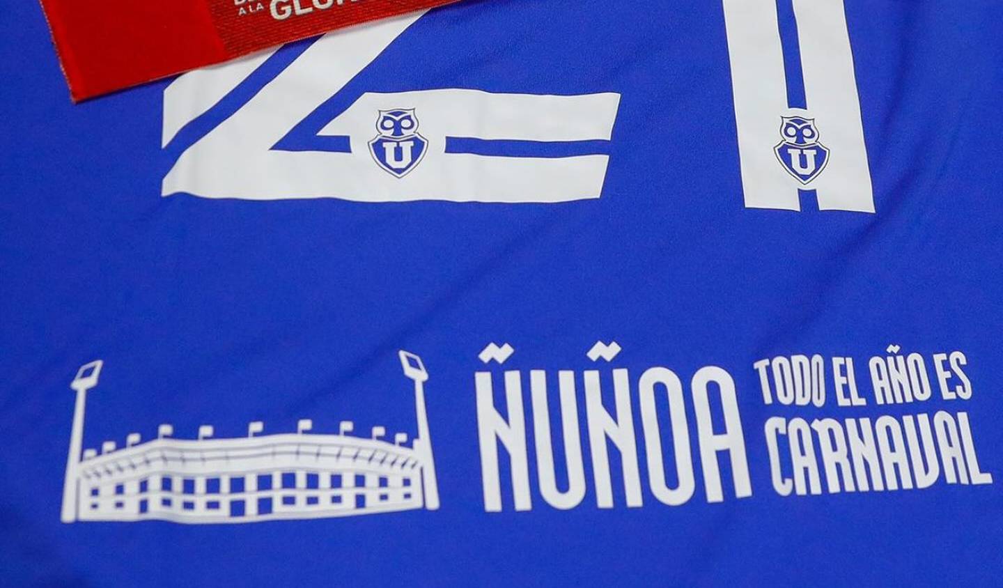Camiseta de Universidad de Chile con mensaje: "Ñuñoa todo el año es carnaval".