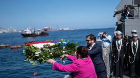 VIDEO | Día de las Glorias Navales en Iquique: ¿Por qué se lanzaron ofrendas florales al mar en homenaje de la Armada?