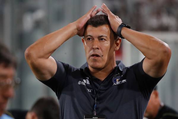 Jorge Almirón recibe dura advertencia sobre su futuro en Colo Colo: “Si pierde con Católica, empieza a colgar”