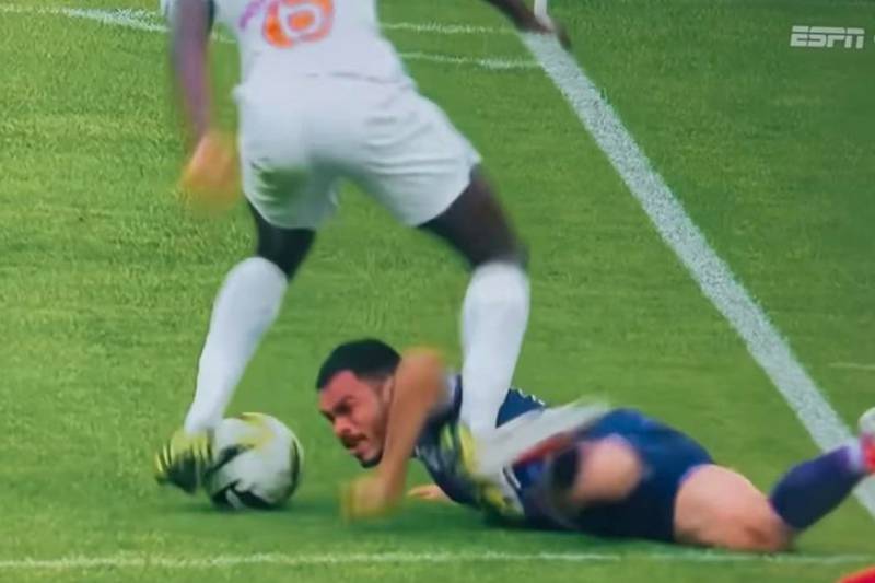 E futbolista chileno Gabriel Suazo trancando con la cabeza en partido del Toulouse versus Olympique de Marsella por la Ligue 1.