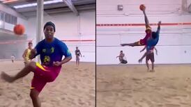 VIDEO | Ronaldinho vuelve a demostrar su calidad y saca lujos en partido de fútbol-playa