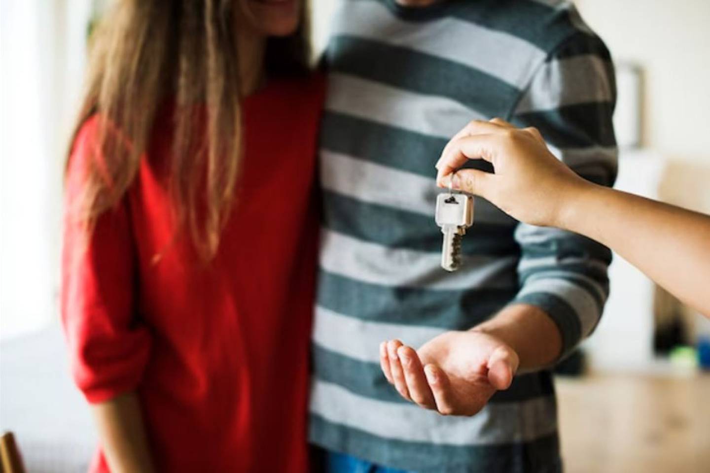 Una pareja recibe las llaves de una propiedad en renta