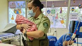 Carabineros rescató a recién nacida desde una mochila en La Vega Central